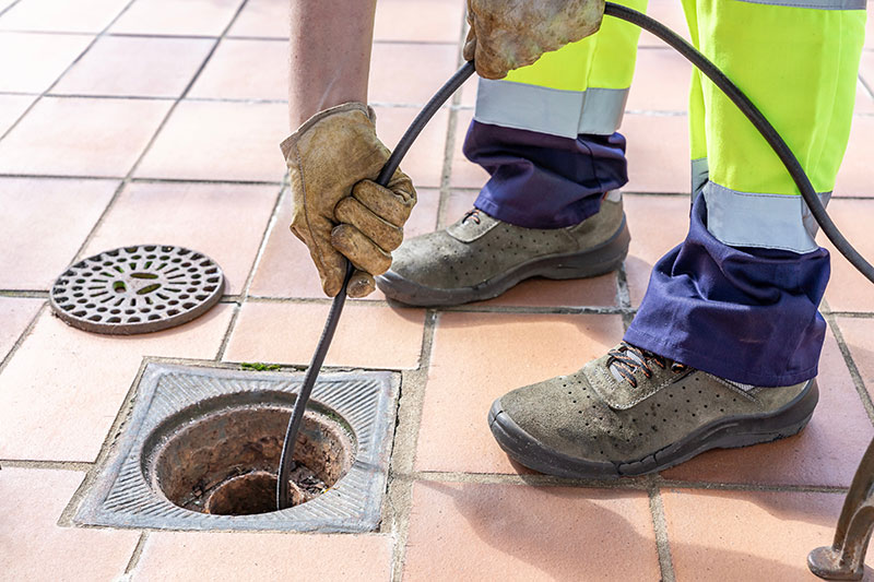 Clearing blocked drains